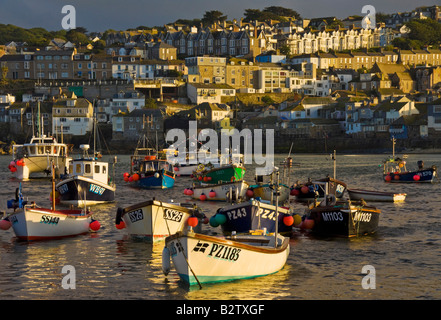 Bateaux de pêche dans le port au coucher du soleil St Ives Cornwall England UK GB EU Europe Banque D'Images