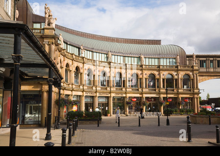 Le centre commercial Victoria Gardens crescent immeuble en centre-ville. Harrogate North Yorkshire Angleterre Royaume-uni Grande-Bretagne Banque D'Images