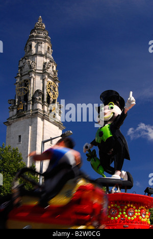 Tour de l'horloge de l'Hôtel de ville de Cardiff et Jiminy Cricket Banque D'Images