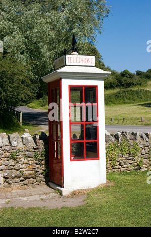 1940 reproduction style K6 Téléphone kiosque à Tyneham Village près de crique de Lulworth Dorset Banque D'Images