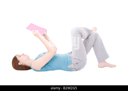 Young woman reading book isolé sur fond blanc Banque D'Images