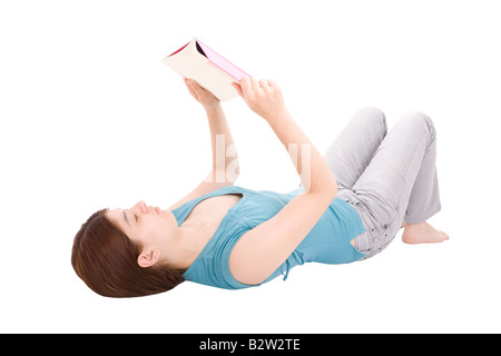 Young woman reading book isolé sur fond blanc Banque D'Images