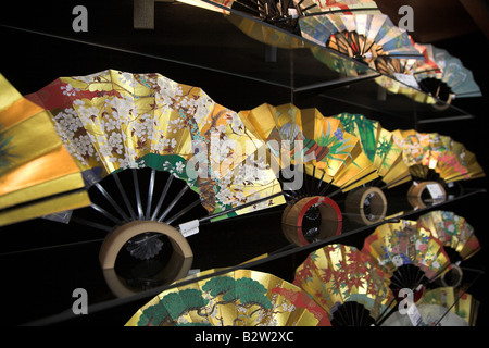 Fans de décoration sur diaplay dans un magasin situé à Kyoto, au Japon. Banque D'Images