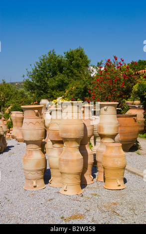 Fini de pots pour la vente à poterie de Thrapsano sur la Méditerranée grecque de Crète GR UE Banque D'Images