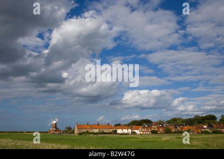 Le CLAJ Village et moulin sur la côte nord du comté de Norfolk en Angleterre Banque D'Images