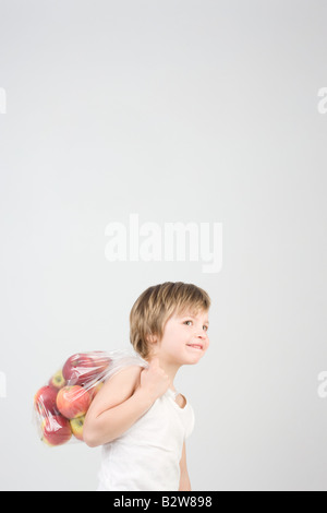 Garçon avec sac de pommes Banque D'Images