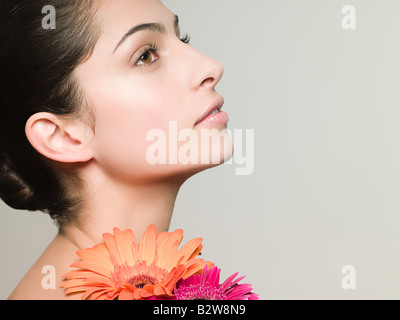 Jeune femme avec des fleurs Banque D'Images