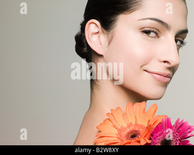 Jeune femme avec des fleurs Banque D'Images