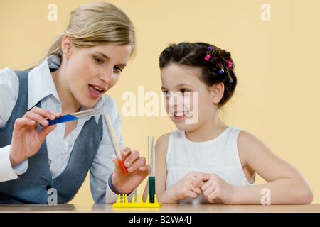 Enseignant et fille avec tubes à essai Banque D'Images