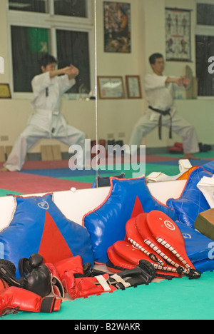 Reflet dans le miroir de la formation des hommes dans le karaté class, Taiwan, Chine Banque D'Images