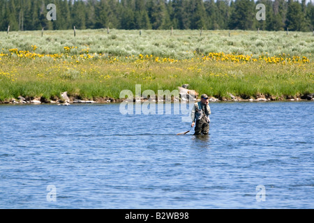 Fly fisherman talking on a cell phone at Last Chance sur le Henry s Fourchette dans Idaho Banque D'Images