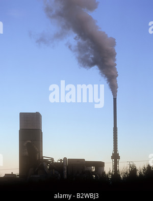 La fumée dans une cheminée industrielle Banque D'Images