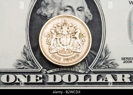 Pound coin sur dollar bill Banque D'Images