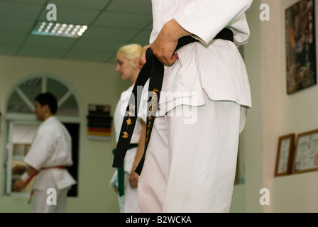 Personnes debout en ligne recevant l'enseignement dans la classe de kickboxing, Taiwan, Chine Banque D'Images