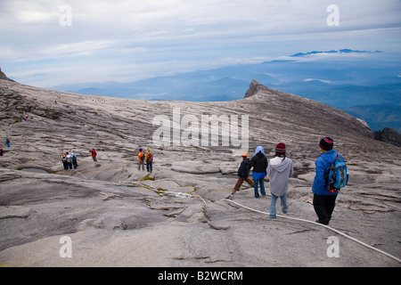 Sabah Malaisie Bornéo Parc National de Kinabalu Randonneurs descendent le sentier du sommet à travers le paysage spectaculaire du Mont Kinabalu Banque D'Images