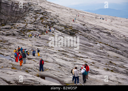 Sabah Malaisie Bornéo Parc National de Kinabalu Randonneurs descendent le sentier du sommet à travers le paysage spectaculaire du Mont Kinabalu Banque D'Images