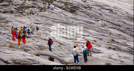 Sabah Malaisie Bornéo Parc National de Kinabalu Randonneurs descendent le sentier du sommet à travers le paysage spectaculaire du Mont Kinabalu Banque D'Images