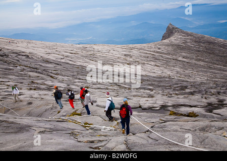 Sabah Malaisie Bornéo Parc National de Kinabalu Randonneurs descendent le sentier du sommet à travers le paysage spectaculaire du Mont Kinabalu Banque D'Images