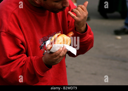 Man eating fast food allemand du pain à hot-Dog saucisse Bratwurst Rouleau Oktoberfest Munich Allemagne Banque D'Images