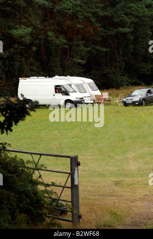 Les voyageurs indésirables dans les frontières d'Ashley Heath Hampshire Dorset England UK vu à travers la ferme ouverte Banque D'Images