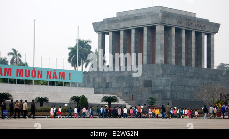 Longue file d'attente pour les visiteurs à travers le fichier le mausolée de Ho Chi Minh Vietnam Hanoi Banque D'Images