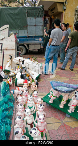 Marionnettes d'eau chargée dans les camions à l'extérieur de Thang Long Water Puppet Theatre Hanoi Vietnam Banque D'Images