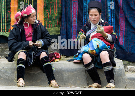 Hilltribe Hmong noir façonné à la vente des femmes marché tissu Sapa Vietnam Banque D'Images