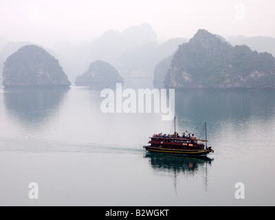 Croisière touristique junk dans la brume de la Baie d'Halong Vietnam Banque D'Images