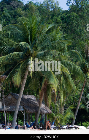 Les visiteurs se détendre sous les palmiers sur la plage de sable blanc de l'Île Cham hors historique Hoi An Vietnam Banque D'Images