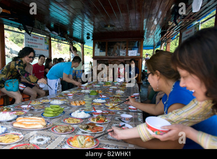 Le déjeuner croisière parti populaire Numéro 4 Nha Trang beach resort Vietnam Banque D'Images