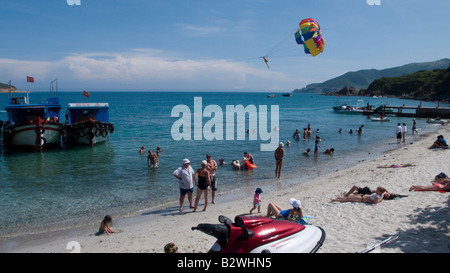 Connues de l'île croisière partie numéro 4 s'arrête à la plage de sable au large de l'île de Tam Nha Trang Viêt Nam Banque D'Images