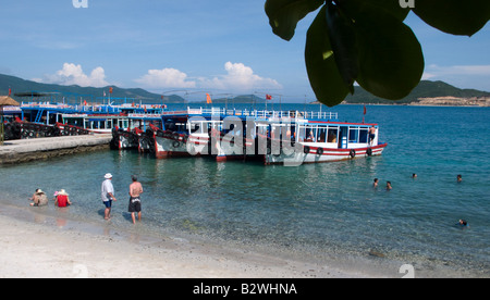 Connues de l'île croisière partie numéro 4 s'arrête à la plage de sable au large de l'île de Tam Nha Trang Viêt Nam Banque D'Images