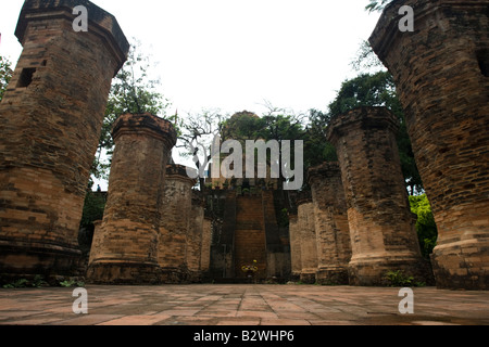 Les colonnes de briques anciennes mènent à Thap Chinh Tour Nord Po Nagar Cham Tours Vietnam Nha Trang Beach Resort Banque D'Images