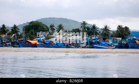 Bateaux de pêche dans le port de la ville de Duong Dong Phu Quoc Island Vietnam Banque D'Images