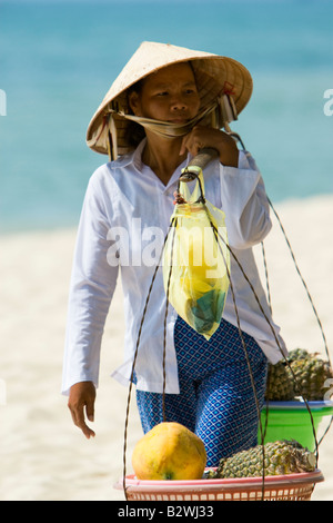 Femme chapeau conique du vendeur de fruits tropicaux Long Beach l'île de Phu Quoc Vietnam Banque D'Images