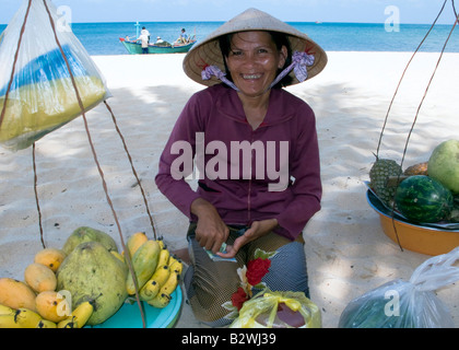 Femme chapeau conique du vendeur de fruits tropicaux Long Beach l'île de Phu Quoc Vietnam Banque D'Images