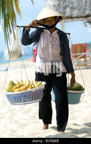 Femme chapeau conique du vendeur de fruits tropicaux Long Beach l'île de Phu Quoc Vietnam Banque D'Images