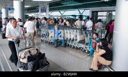 Assurance carst et les passagers à l'extérieur de l'aéroport Tan Son Nhat à Ho Chi Minh City Vietnam Banque D'Images