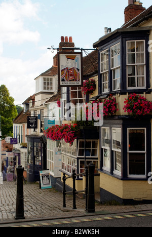 Un marché de la ville géorgienne de Lymington locaux d'Hampshire Angleterre pub et propriétés de couleur à proximité de la célèbre nouvelle Forêt Banque D'Images