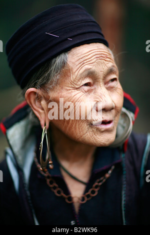 Hmong noir tribeswoman, au village de Sin Chai, près de Sapa, Vietnam. Banque D'Images