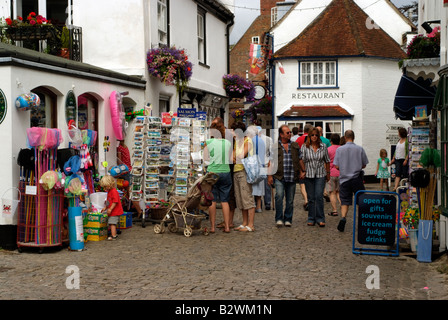 Un marché de la ville géorgienne de Lymington locaux d'Hampshire Angleterre un centre de voile resort. Quay Street shoppers Banque D'Images