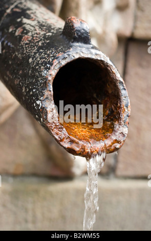 L'eau de fontaine avec tuyau en fer rouillé Banque D'Images