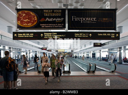 Les passagers, l'Aéroport International de Denver, Colorado, USA Banque D'Images