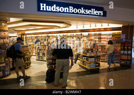 Les passagers de la navigation, les libraires d'Hudson, l'Aéroport International de Denver, Colorado, USA Banque D'Images