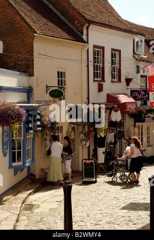 Un marché de la ville géorgienne de Lymington locaux d'Hampshire Angleterre un centre de voile resort Quay Street shoppers Banque D'Images