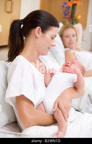 Nouvelle Maman avec bébé qui pleure à l'hôpital Banque D'Images