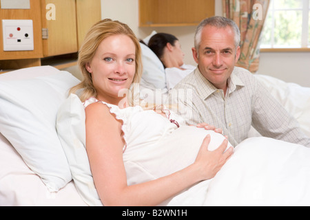 Femme enceinte avec son mari à l'hôpital, smiling Banque D'Images