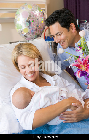 Nouvelle Maman avec bébé et de son mari à l'hôpital, smiling Banque D'Images