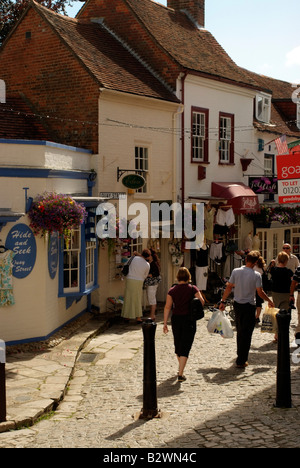 Un marché de la ville géorgienne de Lymington locaux d'Hampshire Angleterre un centre de voile resort Quay Street shoppers Banque D'Images