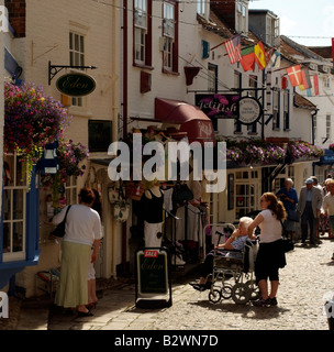 Un marché de la ville géorgienne de Lymington locaux d'Hampshire Angleterre un centre de voile resort Quay Street shoppers Banque D'Images